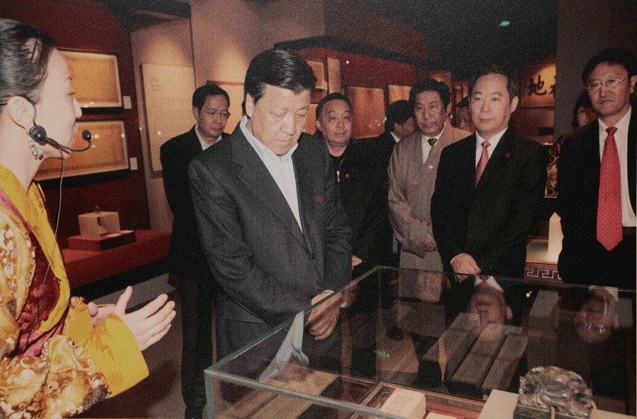 01 2010年3月28日中央政治局委員、中央書記處書記、中央宣傳部部長劉云山參觀西藏文化博物館~1.jpg